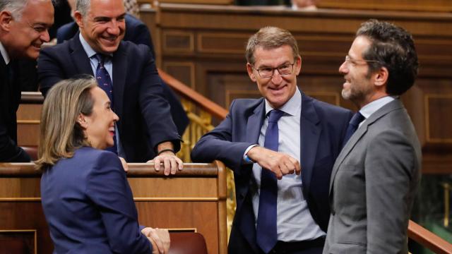 Esteban González Pons, Cuca Gamarra, Elías Bendodo y Alberto Núñez Feijóo bromean con Borja Sémper en el Congreso.