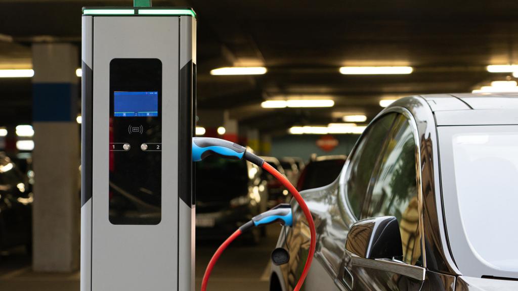 Coche eléctrico en un punto de recarga.