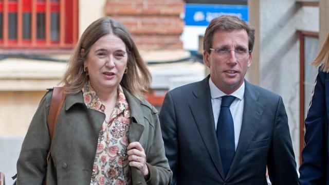 El alcalde de Madrid, José Luis Martínez-Almeida y la delegada de Cultura, Turismo y Deportes del Ayuntamiento de Madrid, Marta Rivera de la Cruz.