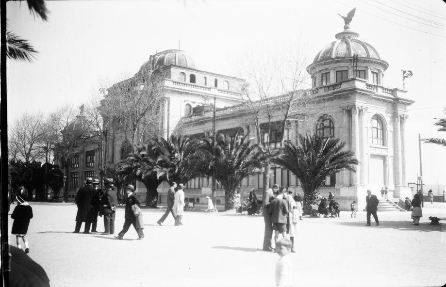 Vista del hotel desde los Jardines de Méndez Núñez (Arquivo do Reino de Galicia)