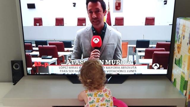 Joaquín Hernández siendo vista por una de sus hijas.