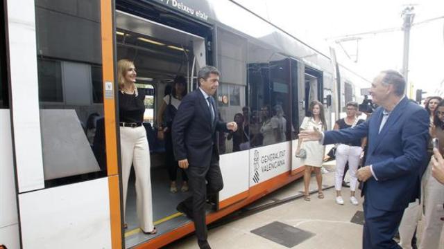 Mazón a su llegada a las cocheras/talleres de TRAM de El Campello para celebrar el 20 aniversario de su puesta en funcionamiento hace dos días.