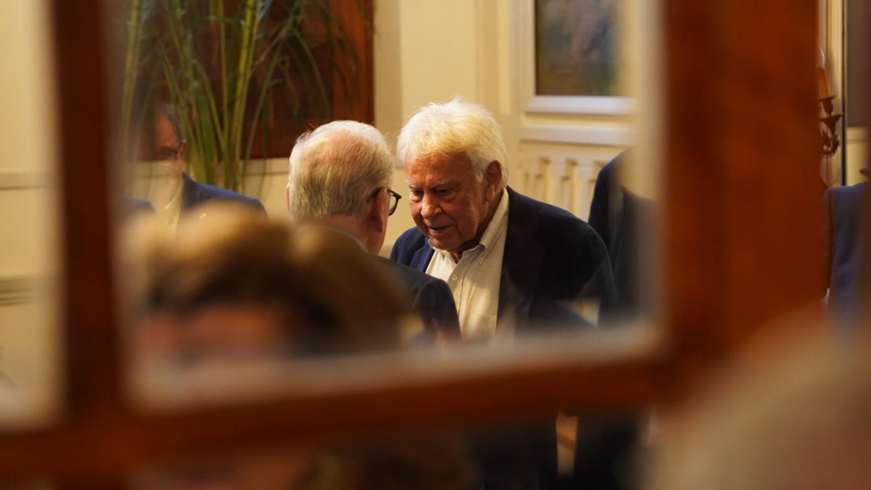 Felipe González y Alfonso Guerra de parten en un saloncito del Ateneo, minutos antes de presentar 'La rosa y las espinas'.