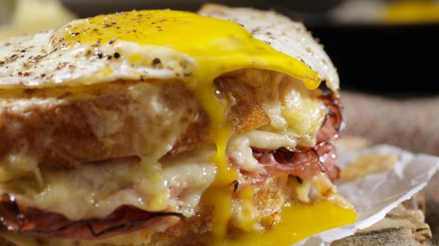 Bar Melo's abre nuevo local con su bocadillo más famoso.