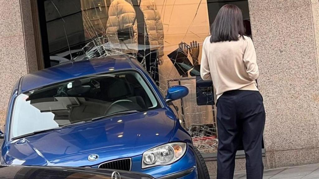 El coche que impactó contra el escaparate de Ottodisanpietro.