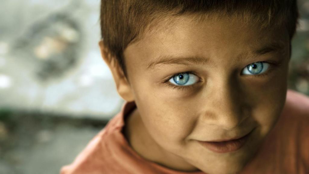 Foto de archivo de un niño sonriendo