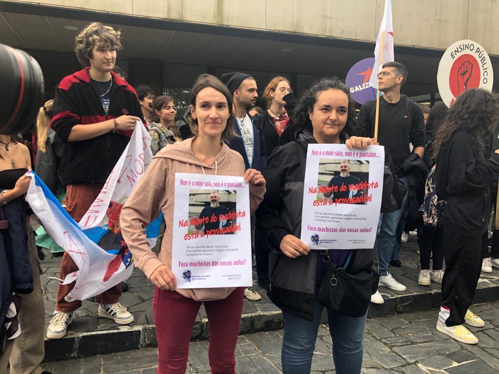 Carteles contra el profesor Luciano Méndez