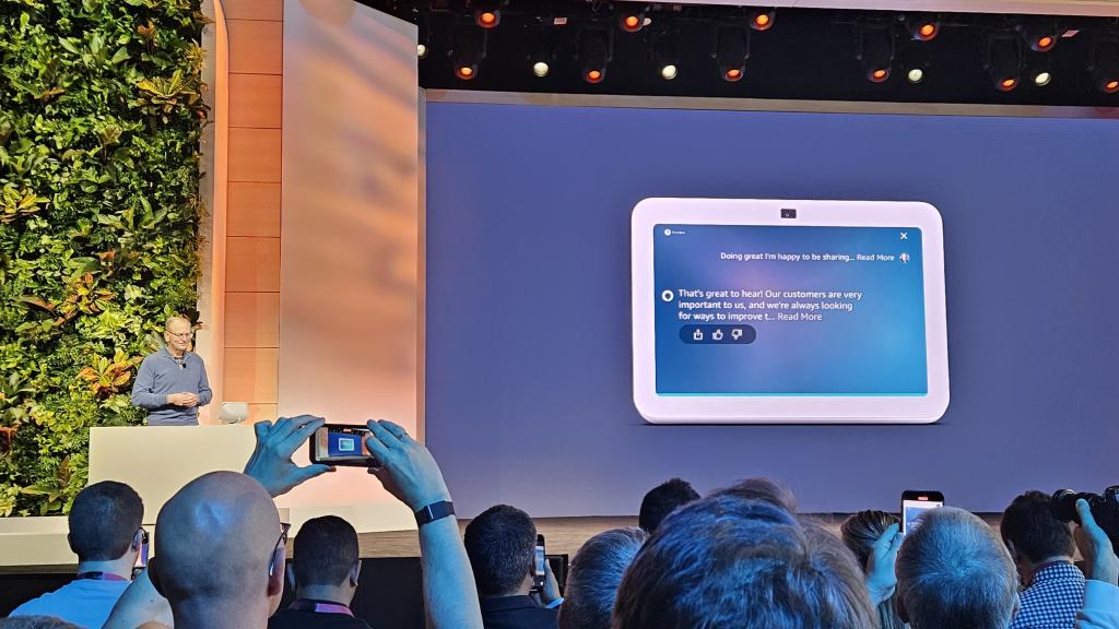 Dave Limp charlando con Alexa