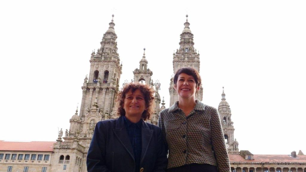 La alcaldesa de Santiago, Goretti Sanmartín, y la portavoz nacional del BNG, Ana Pontón, en la visita de la líder nacionalista al Ayuntamiento compostelano.