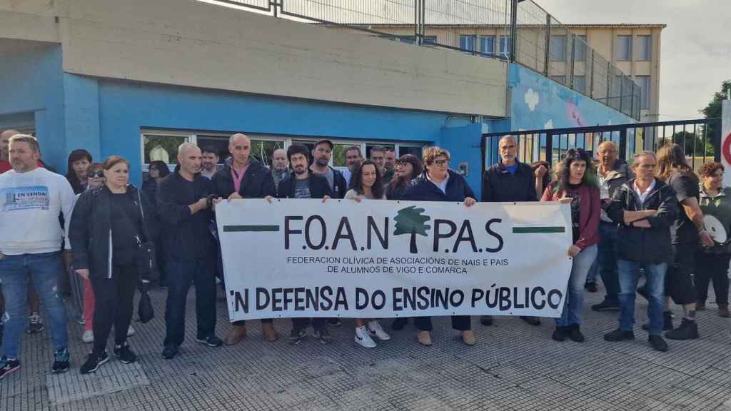 Padres y madres de Vigo se concentran para impedir la privatización del servicio de conserjería de colegios.