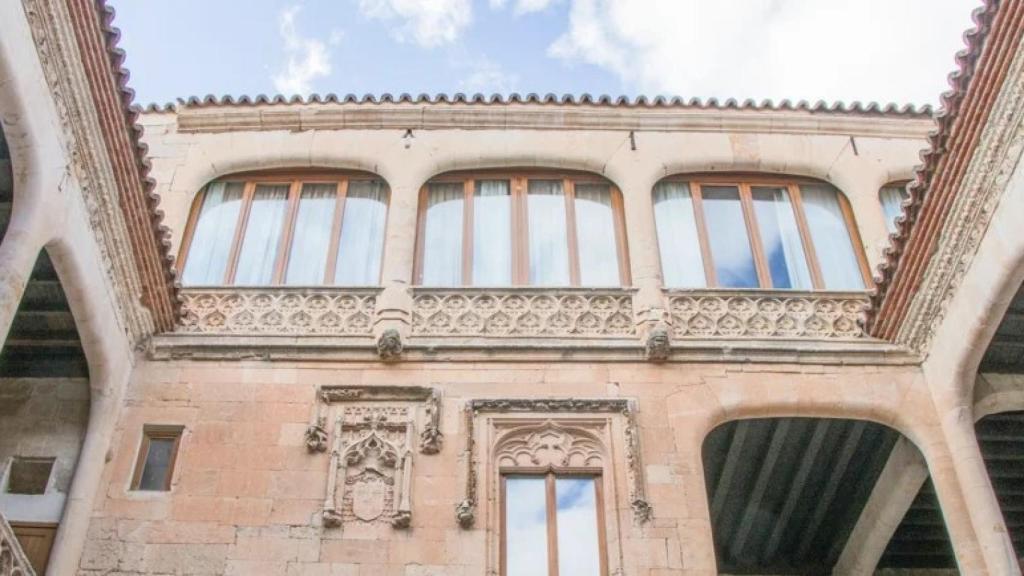 Interiores restaurados del castillo que conducen a los años del siglo XV