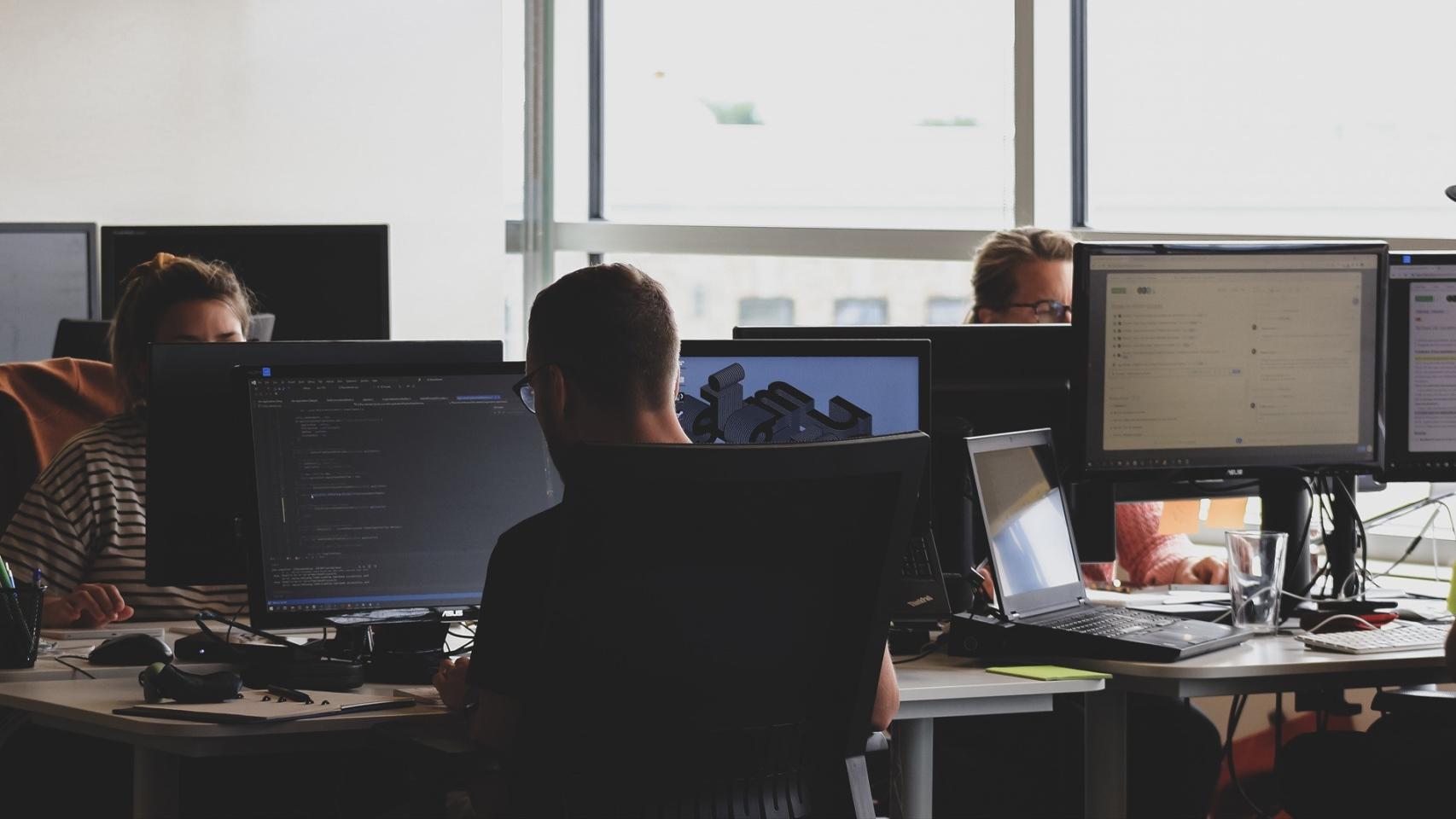 Personas trabajando en una oficina.