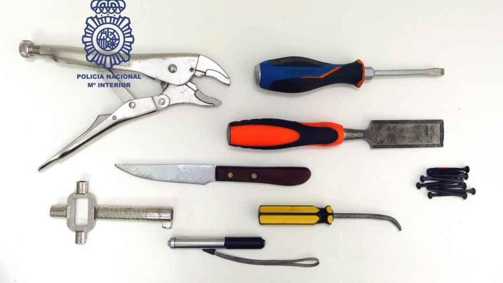 Parte de las herramientas requisadas al individuo.