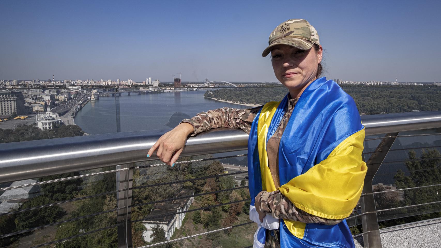 Luna, retratada desde un mirador de Kiev con la bandera de Ucrania