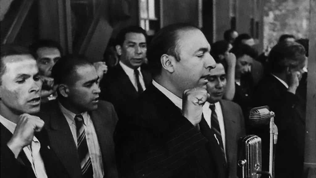 Con el puño en alto, Neruda reivindicó a Lenin: “Para cantarte debo decir adiós a las palabras”. Foto: Biblioteca Nacional de Chile