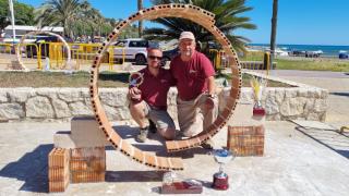 Aleix Plana y Vasile Safta, ganadores del concurso, junto a su obra.