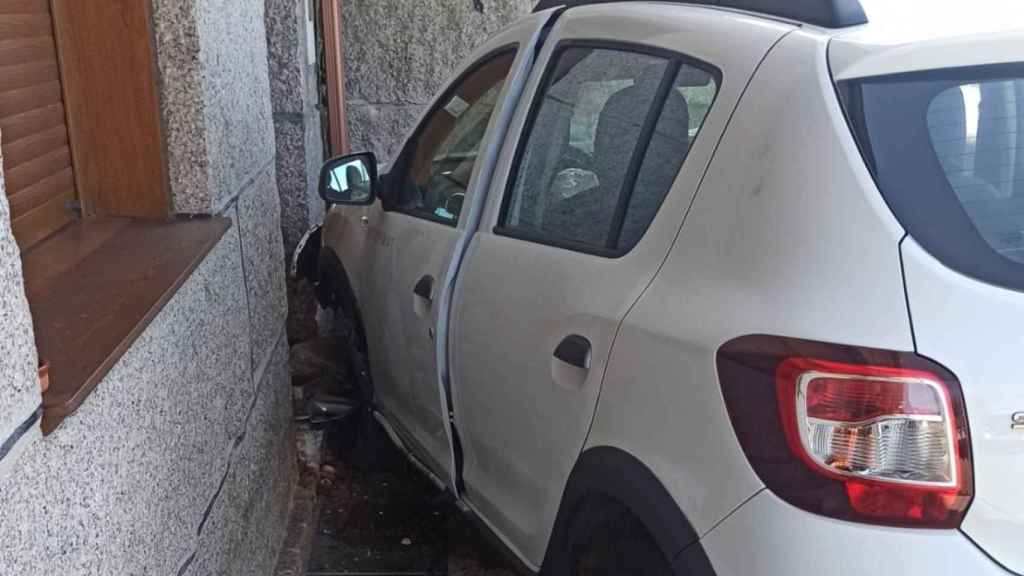 Un conductor herido tras chocar contra una casa en Sanxenxo (Pontevedra)