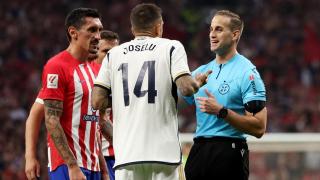 Alberola Rojas, durante el derbi que enfrentó al Atlético y al Real Madrid