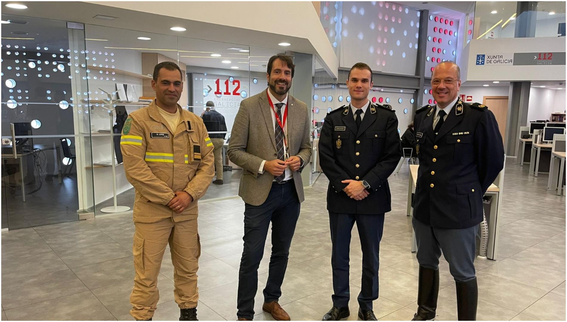 Marcos Araújo junto a miembros de los servicios de emergencias (foto: Axega)