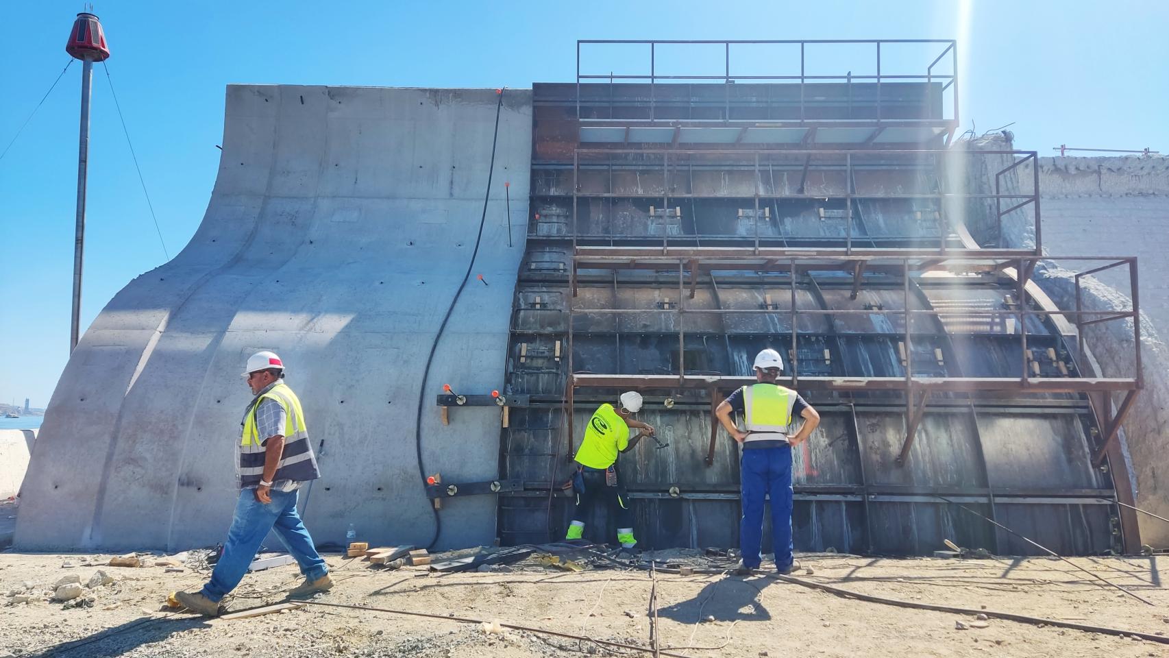 Imagen del primero de los cajones del dique de Levante reparado.