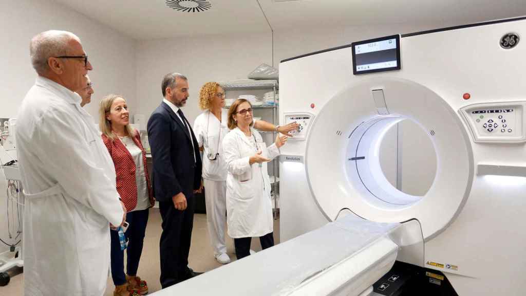 El director general de Asistencia Sanitaria visita los nuevos equipos médicos.