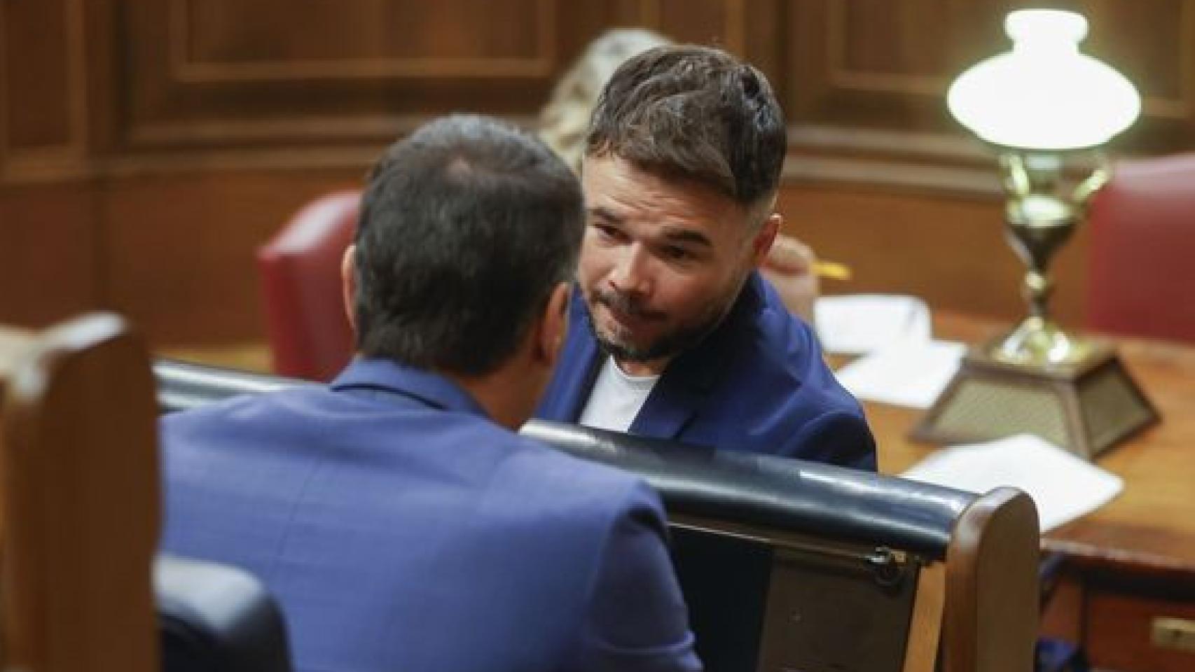 Gabriel Rufián conversa con el presidente en funciones, Pedro Sánchez, en el Congreso.