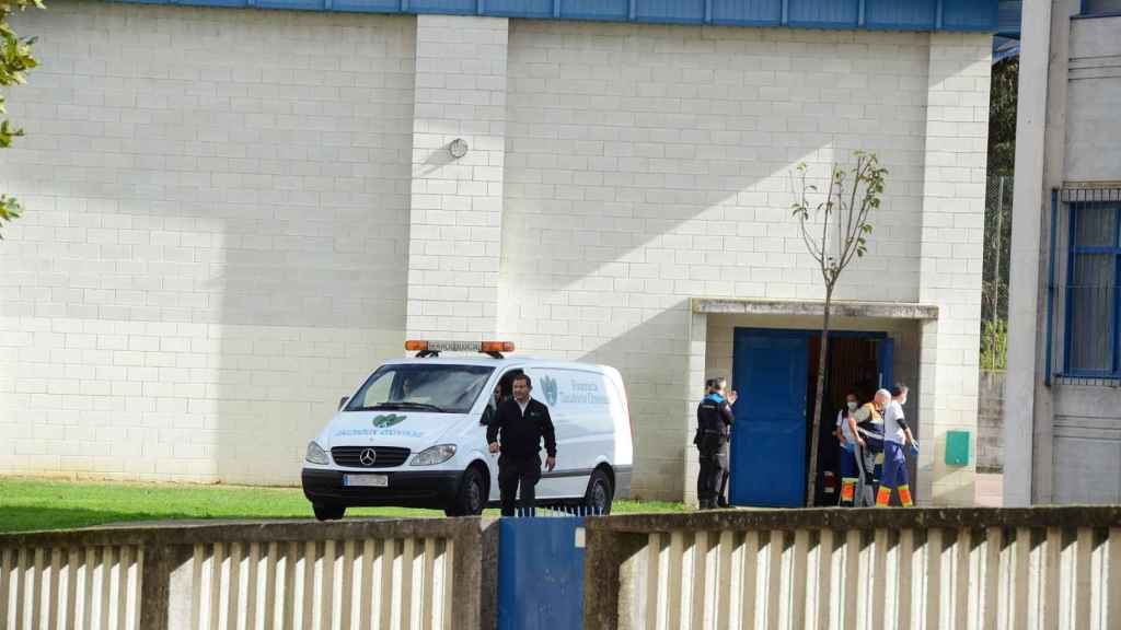 Una funeraria a su salida del Instituto Julio Nespereira tras el fallecimiento de un menor en 2022.