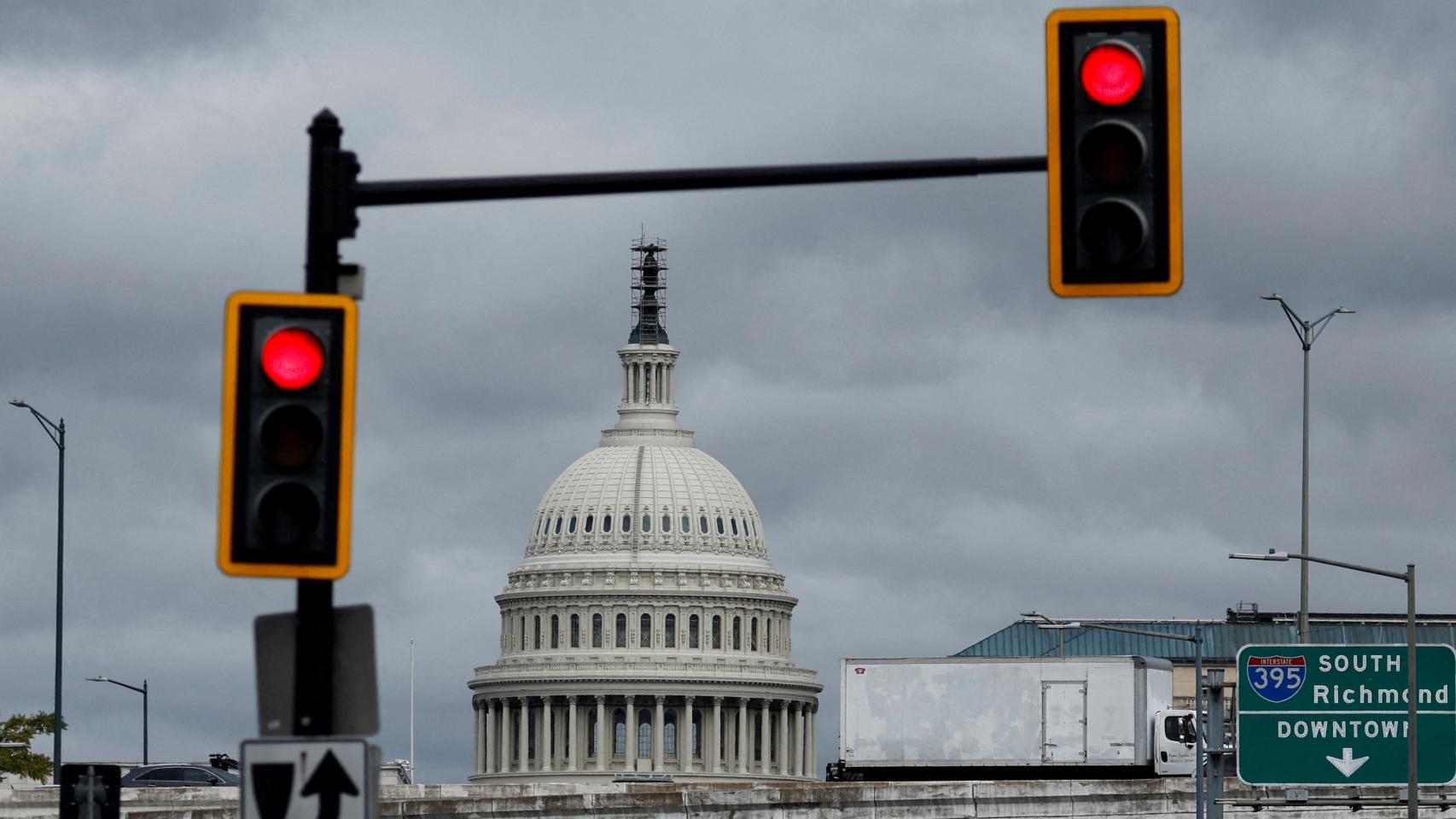 Vista del Capitolio en el que se ve un semáforo en rojo.