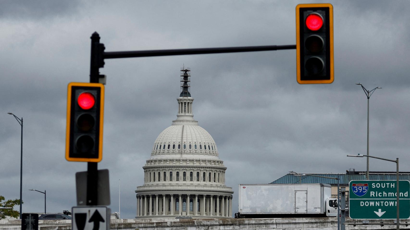 Vista del Capitolio en el que se ve un semáforo en rojo.