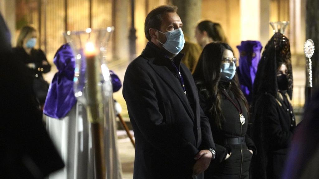 Óscar Puente durante una procesión de Semana Santa