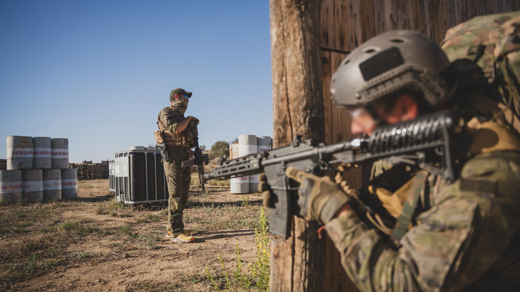 Un alumno del curso de GOA se apuesta en una pared mientras su instructor explica cómo hacer un ejercicio.
