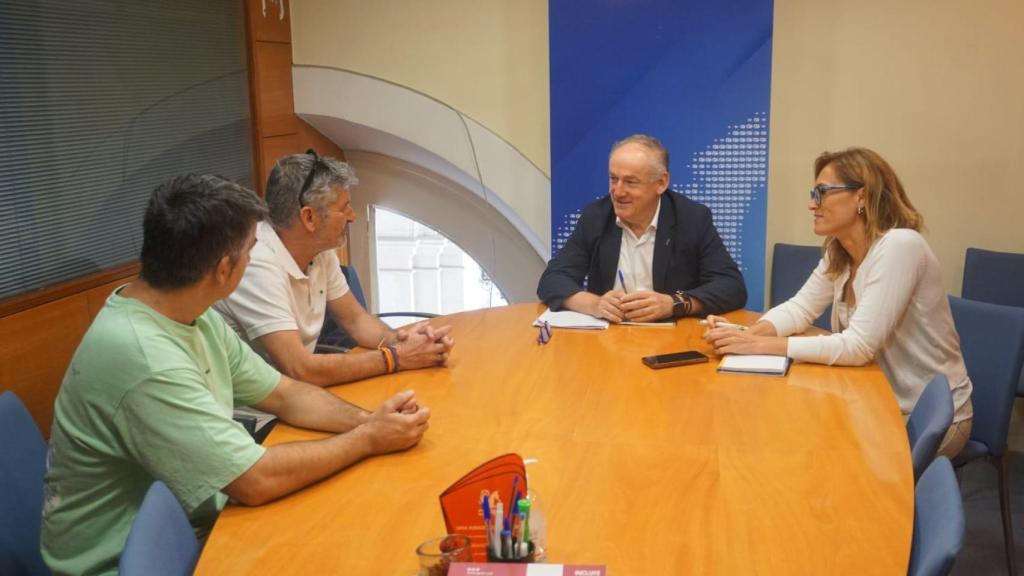 Miguel Lorenzo en una reunión con la Asociación de la Policía Local de A Coruña