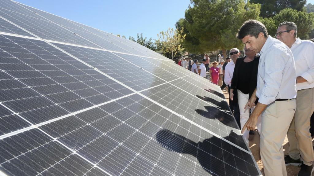 Carlos Mazón durante la inauguración de la planta fotovoltaica en Albatera.
