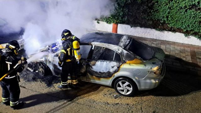 Bomberos apagan el turismo incendiado