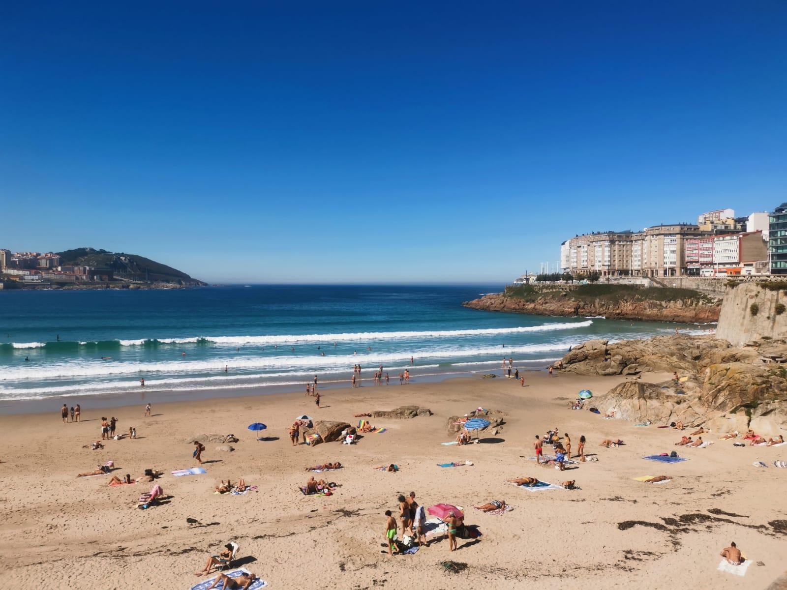Playa del Orzán este mediodía. Foto: Quincemil
