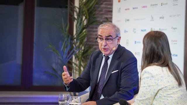 José Martínez Olmos departe con la redactora de Invertia Mercedes Rivera.