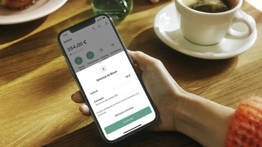 Una persona recibiendo una solicitud de Bizum