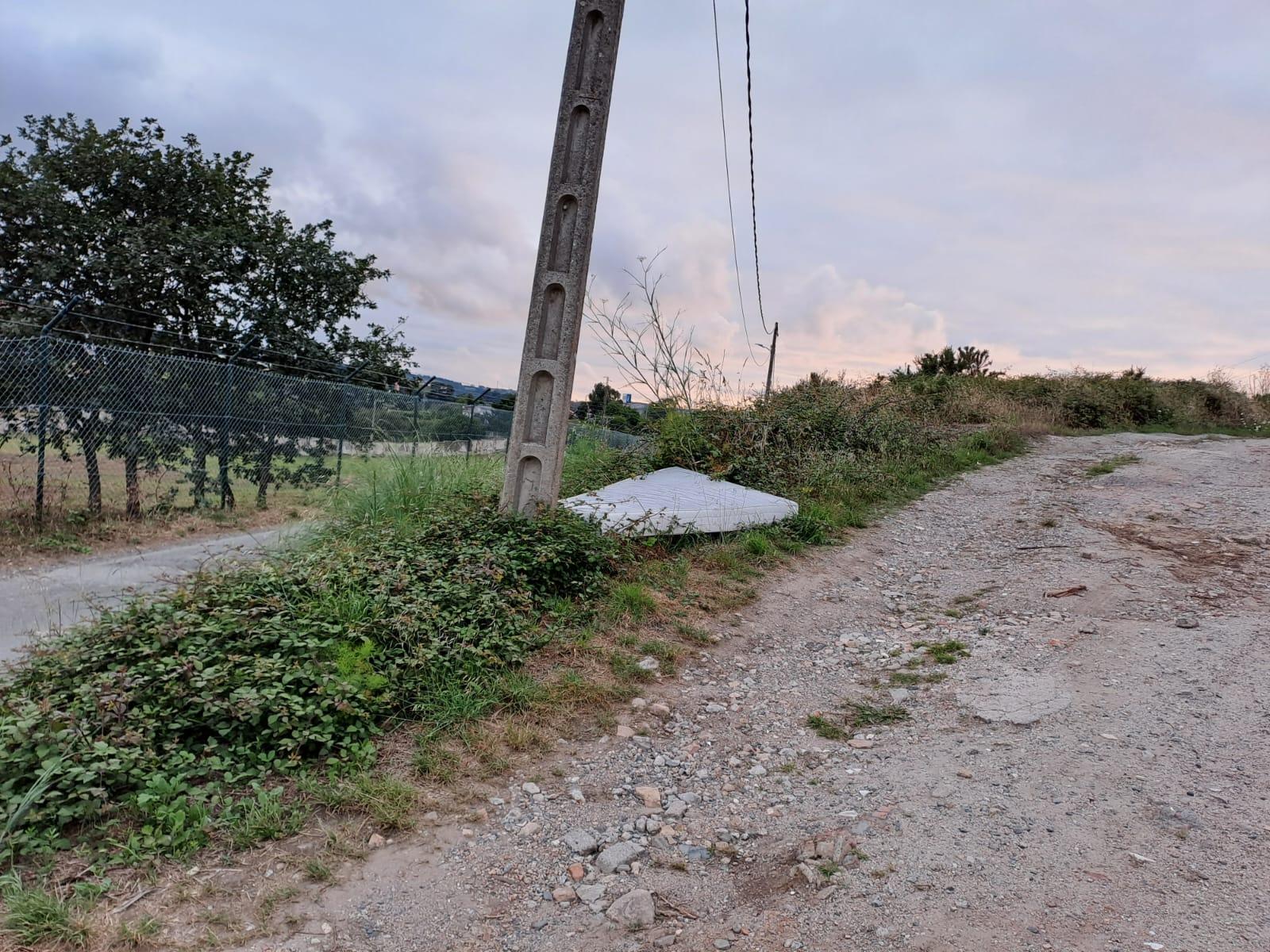 Basura en los alrededores lugar de Lamadosa, en Eirís