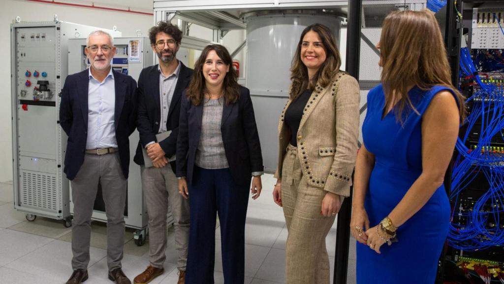 A conselleira de Economía, Industria e Innovación, María Jesús Lorenzana en la inauguración del ordenador.