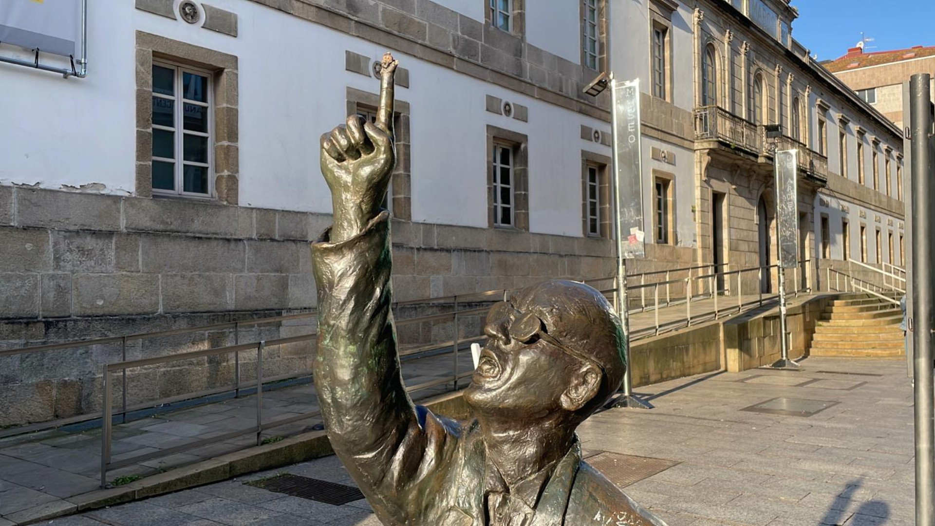 Detalle de la estatua de Manuel Castro sin el periódico sobre su dedo. Foto: Treintayseis