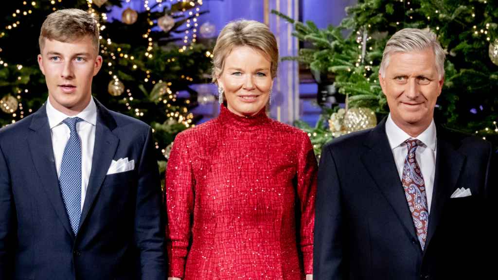 El príncipe Emmanuel de Bélgica junto a sus padres, los reyes Matilde y Felipe.