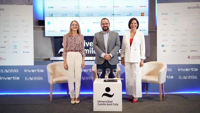 Ana Bosch, directora del Departamento Jurídico de Farmaindustria; Eduardo Ortega, redactor jefe de EL ESPAÑOL-Invertia; y Raquel Martínez, secretaria general del Consejo General de Colegios Farmacéuticos.