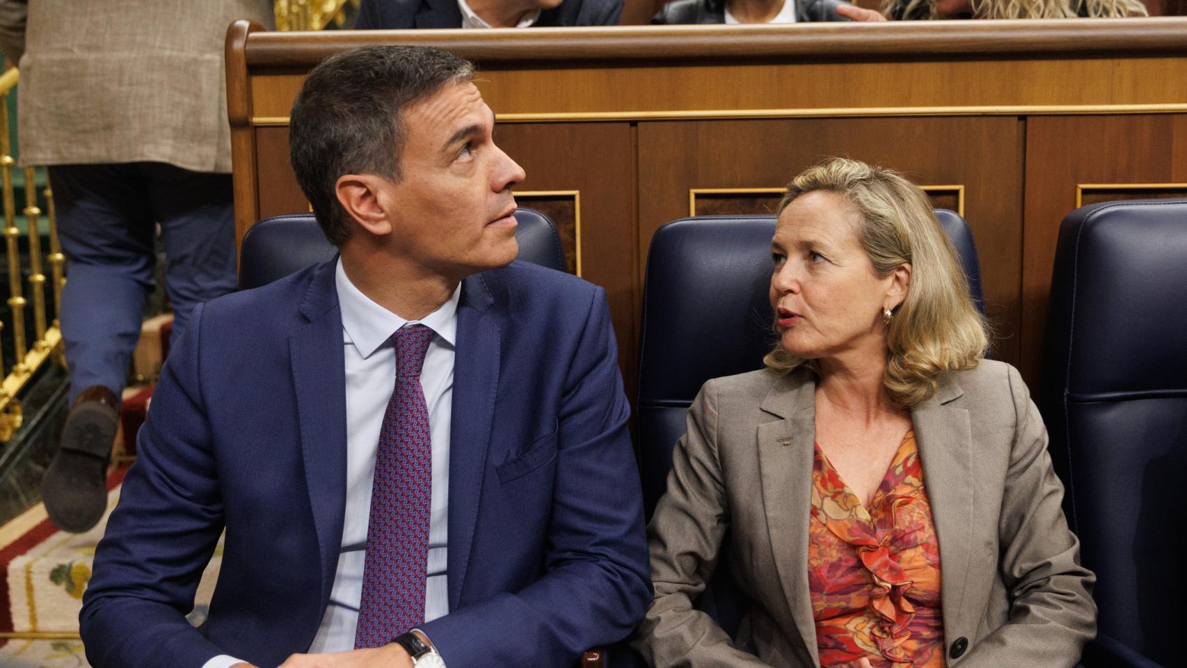 Pedro Sánchez, presidente del Gobierno, y Nadia Calviño, vicepresidenta primera y ministra de Asuntos Económicos.