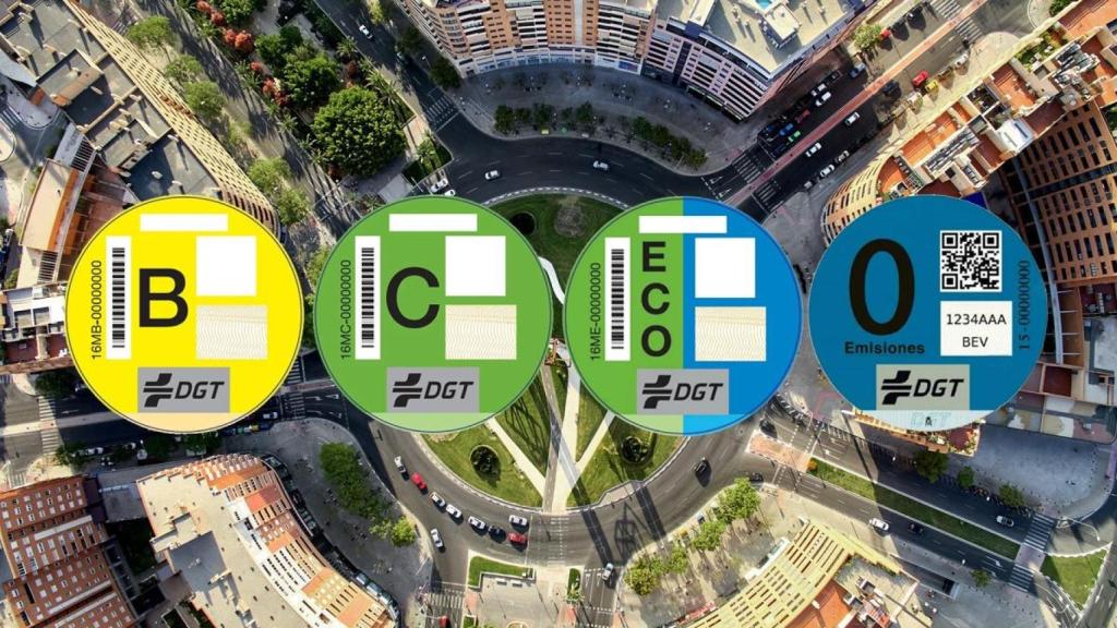 Diferentes etiquetas medioambientales en los coches.