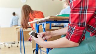 Aragón pone coto al uso de teléfonos móviles en colegios e institutos: solo permitirá una hora al día en 1º y 2º de la ESO