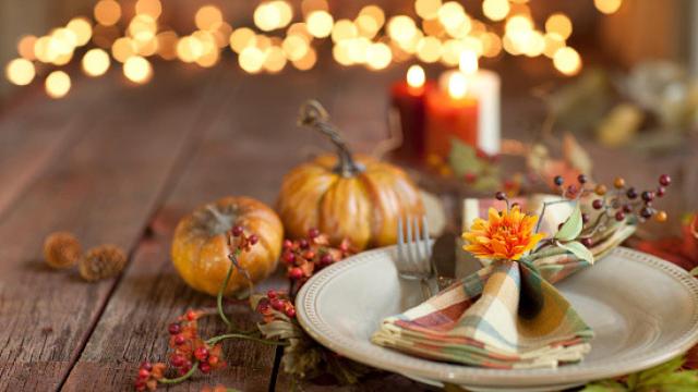 Decoración de una mesa en otoño