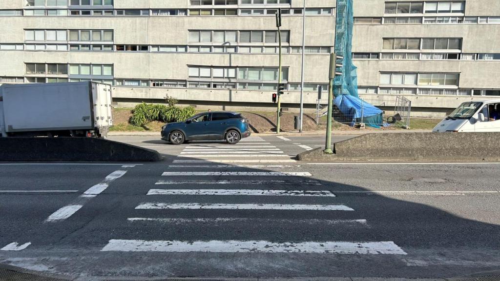 El paso de peatones de la Ronda Camilo José Cela, entre Matogrande y el Barrio de las Flores