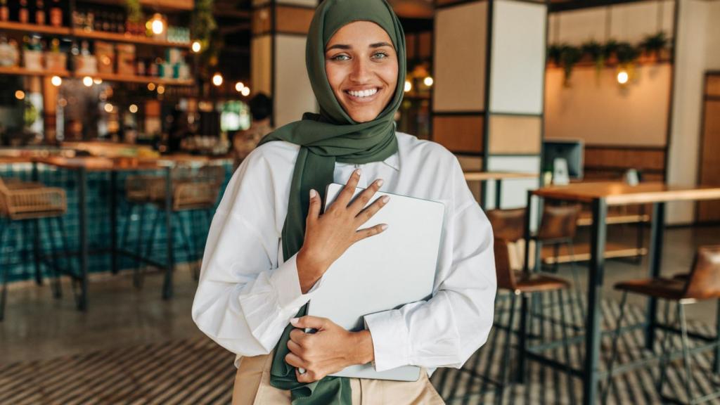 Una mujer con velo, sonriendo.