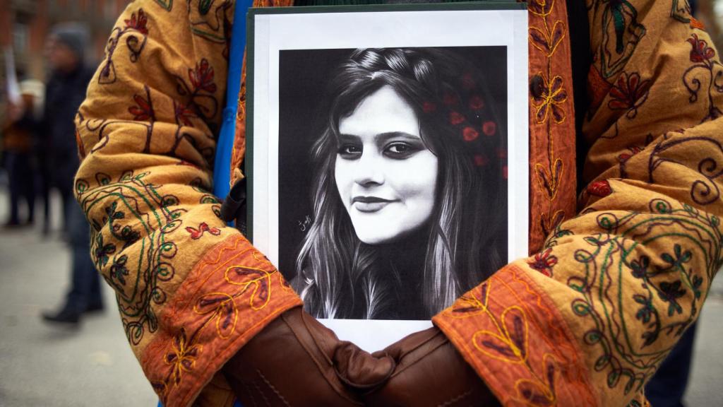 Retrato de Mahsa Amini.