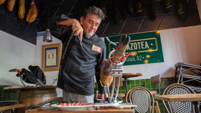Florencio Sanchidrián fue nombrado Embajador Mundial del Jamón Ibérico por la Academia Internacional de Gastronomía de París, un prestigioso reconocimiento internacional que lo convierte en un referente gastronómico.